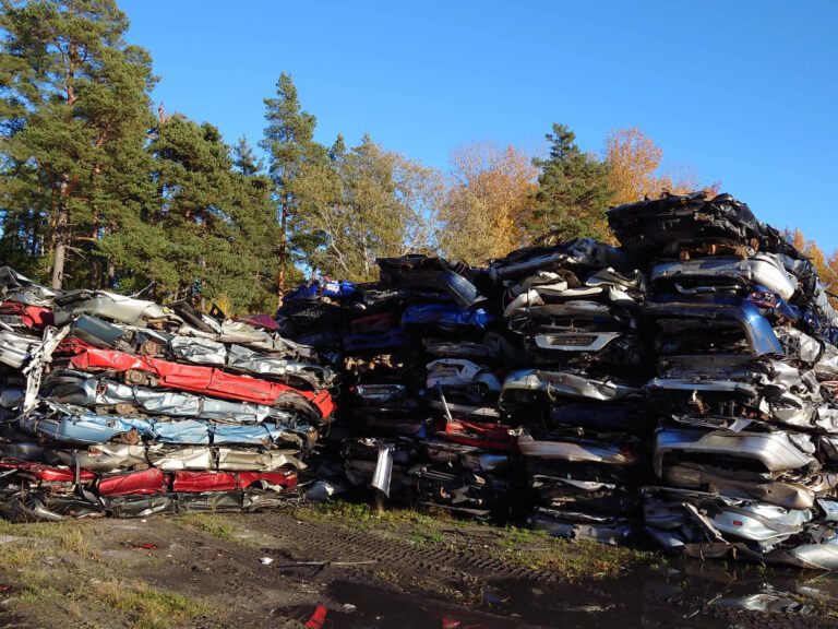 Krossade bilar på skarlunda