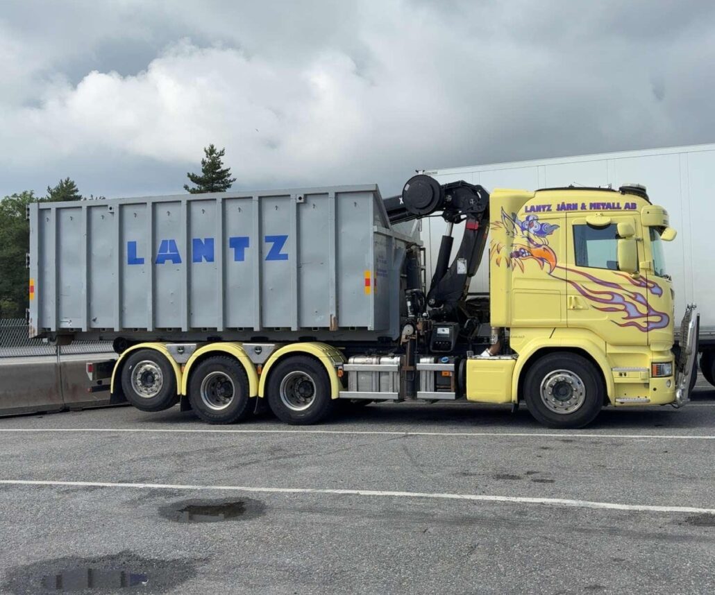 Lantz lastbild med gul front föreställandes örn